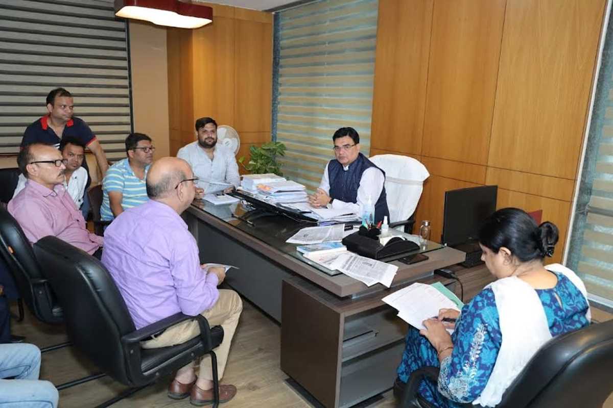 इको विलेज वन के फ्लैट खरीदार रजिस्ट्री को लेकर ओएसडी से मिले